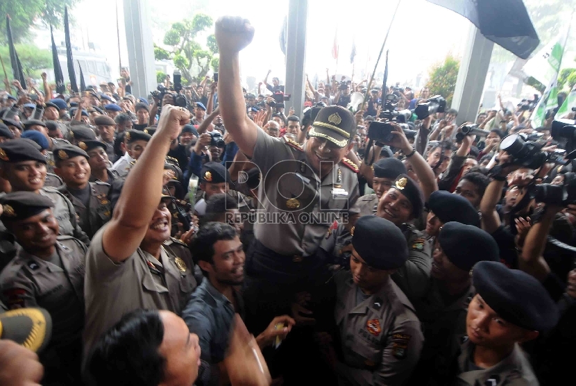 Sejumlah personil kepolisian dan massa pendukung Budi Gunawan menggendong personel kepolisian sebagai ungkapan syukur usai sidang praperadilan pemohon Komjen Budi Gunawan di Pengadilan Negeri Jakarta Selatan, Senin, (16/2).