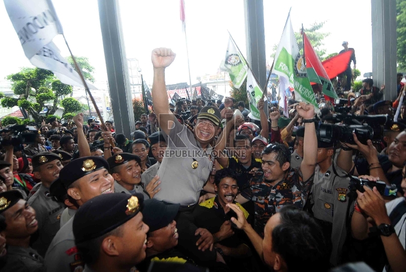 Sejumlah personil kepolisian dan massa pendukung Budi Gunawan meluapkan kegermbiraan mereka usai sidang praperadilan pemohon Komjen Budi Gunawan di Pengadilan Negeri Jakarta Selatan, Senin, (16/2). (Republika/Agung Supriyanto)