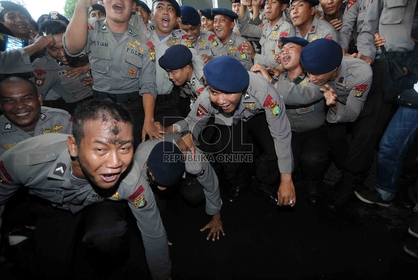  Sejumlah personil kepolisian meluapkan kegermbiraan mereka usai sidang praperadilan pemohon Komjen Budi Gunawan di Pengadilan Negeri Jakarta Selatan,  Senin, (16/2).  (Republika/Agung Supriyanto)