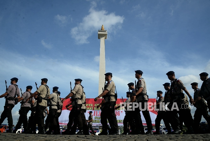 Sejumlah personil kepolisian saat mengikuti apel gelar pasukan Operasi Lilin 2016 di Silang Monas, Jakarta, Kamis (22/12).