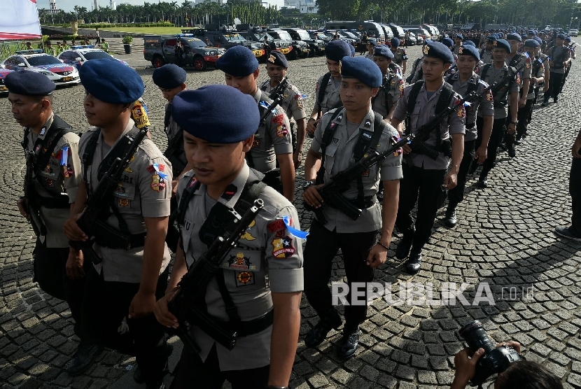 Sejumlah personil kepolisian mengikuti apel gelar pasukan Operasi Lilin 2016