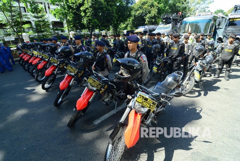 Sejumlah personel kepolisian saat mengikuti Apel Gelar Pasukan Operasi Lilin Lodaya (Ilustrasi)