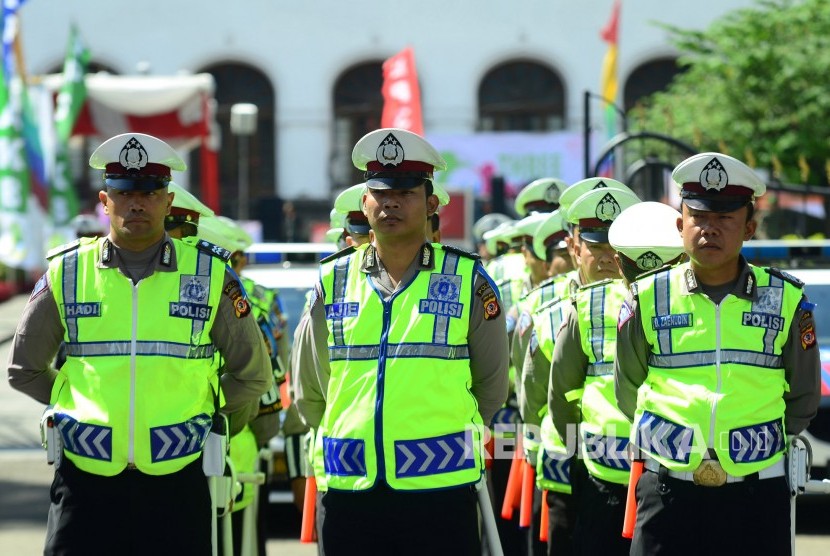 Sejumlah personil kepolisian saat mengikuti Apel Gelar Pasukan Operasi Lilin Lodaya 2016 di Depan Gedung Sate, Jalan Diponegoro, Kota Bandung, Kamis (22/12).