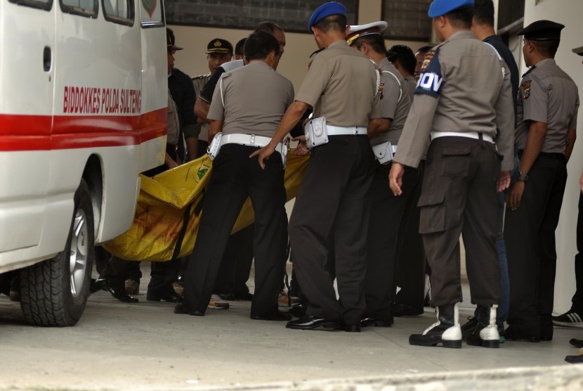 Sejumlah personil membawa kantong jenazah ke ruang jenazah di RS Bhayangkara Palu, di Palu, Sulawesi Tengah, Selasa (19/7).