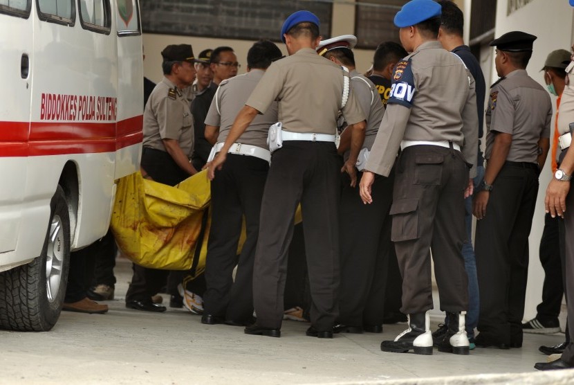Sejumlah personel ;Polri membawa kantong jenazah Santoso ke ruang jenazah di RS Bhayangkara Palu, di Palu, Sulawesi Tengah, Selasa (19/7). 