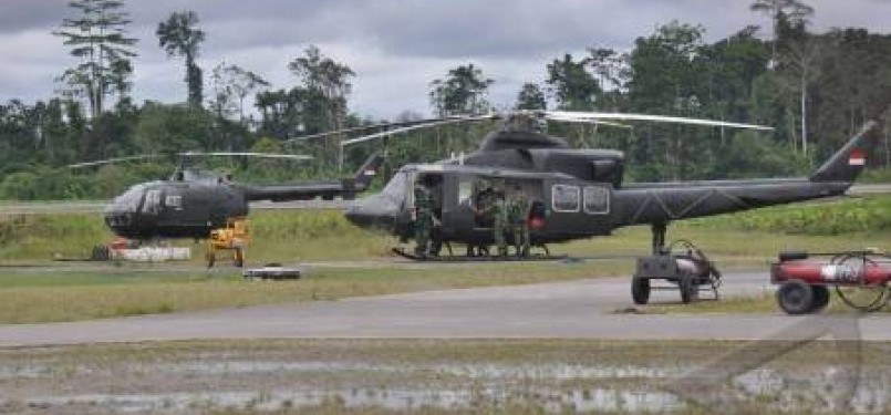  Sejumlah personil Penerbang TNI Angkatan Darat (Penerbad) saat mempersiapkan peralatan di Bandara Moses Kilangin, Timika, Sabtu (10/9), untuk evakuasi awak pesawat Susi Air.