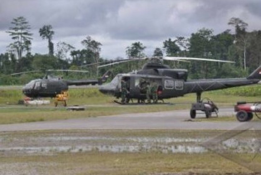  Sejumlah personil Penerbang TNI Angkatan Darat (Penerbad) saat mempersiapkan peralatan di Bandara Moses Kilangin, Timika, Sabtu (10/9), untuk evakuasi awak pesawat Susi Air.