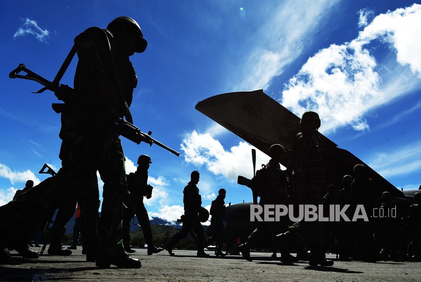 Polisi Tangkap Terduga Dalang Kerusuhan di Yahukimo. Foto ilustrasi:  Sejumlah personil TNI AD bersiap naik ke atas pesawat Hercules saat akan berangkat ke Kabupaten Yahukimo untuk mengamankan Pemilu 2019, di Bandara Wamena, Jayawijaya, Papua, Senin (15/4). 