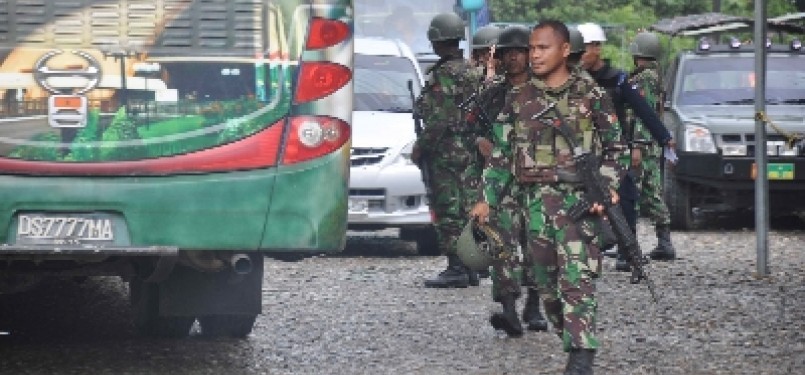 Sejumlah personil TNI dengan senjata lengkap berpatroli di kawasan Freeport, Timika, Papua (ilustrasi).