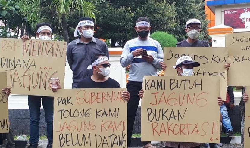  Sejumlah perwakilan asosiasi peternak unggas dan perwalilan peternak Jawa Tengah mendatangi kantor Perum Bulog Wilayah Jawa Tengah, Jumat (15/10) sore. Mereka menyoal harga jagung pakan tternak yang mahal.