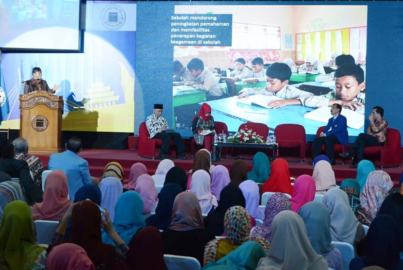 Sejumlah perwakilan dari perguruan tinggi hadir pada acara 'Institusional Leadership' bertajuk 'Peran Perguruan Tinggi Dalam Membangun Masyarakat Bermartabat Yang Berakhlak Mulia, Cerdas, Tangguh dan visioner' di Aula Unisba, Bandung, Sabtu (30/10)