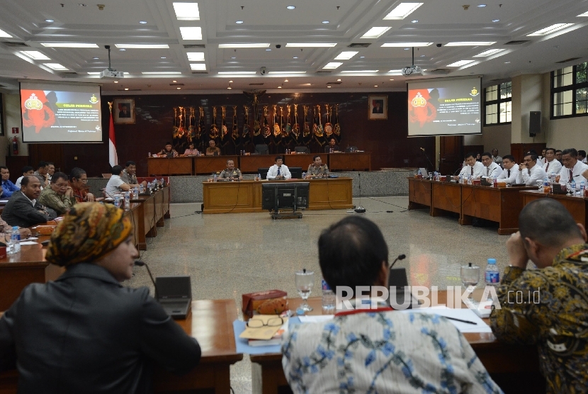 Sejumlah perwakilan dari pihak pelapor mengikuti gelar perkara dugaan kasus penistaan agama di Rupatama Mabes Polri, Jakarta, Selasa (15/11).