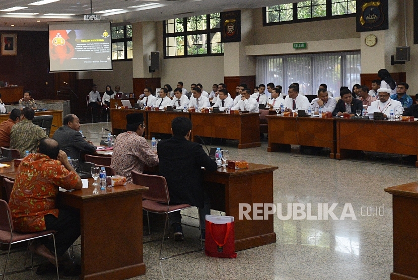 Sejumlah perwakilan dari pihak pelapor mengikuti gelar perkara dugaan kasus penistaan agama di Rupatama Mabes Polri, Jakarta, Selasa (15/11)