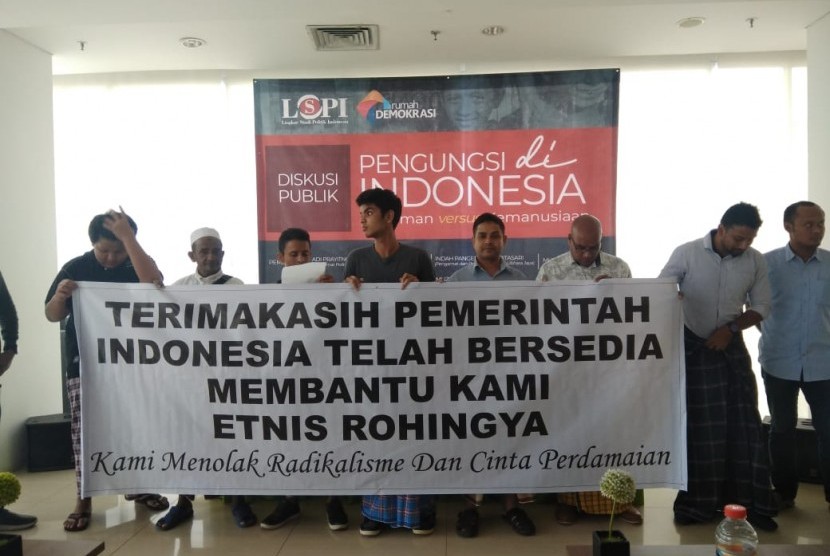 Sejumlah perwakilan etnis Rohingya yang mengungsi di Indonesia saat menjadi peserta diskusi di Jakarta, Sabtu (24/11).