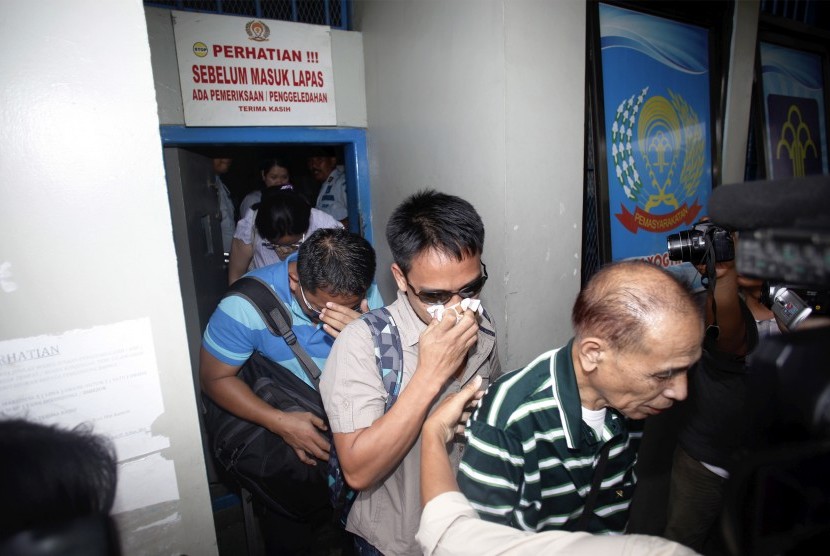 Sejumlah perwakilan Kedutaan Besar Filipina keluar dari lapas usai menjenguk warga negara Filipina terpidana mati kasus penyelundupan narkoba jenis heroin, Mary Jane Fiesta Veloso di Lapas Wirogunan, Yogyakarta, Selasa (31/3). 