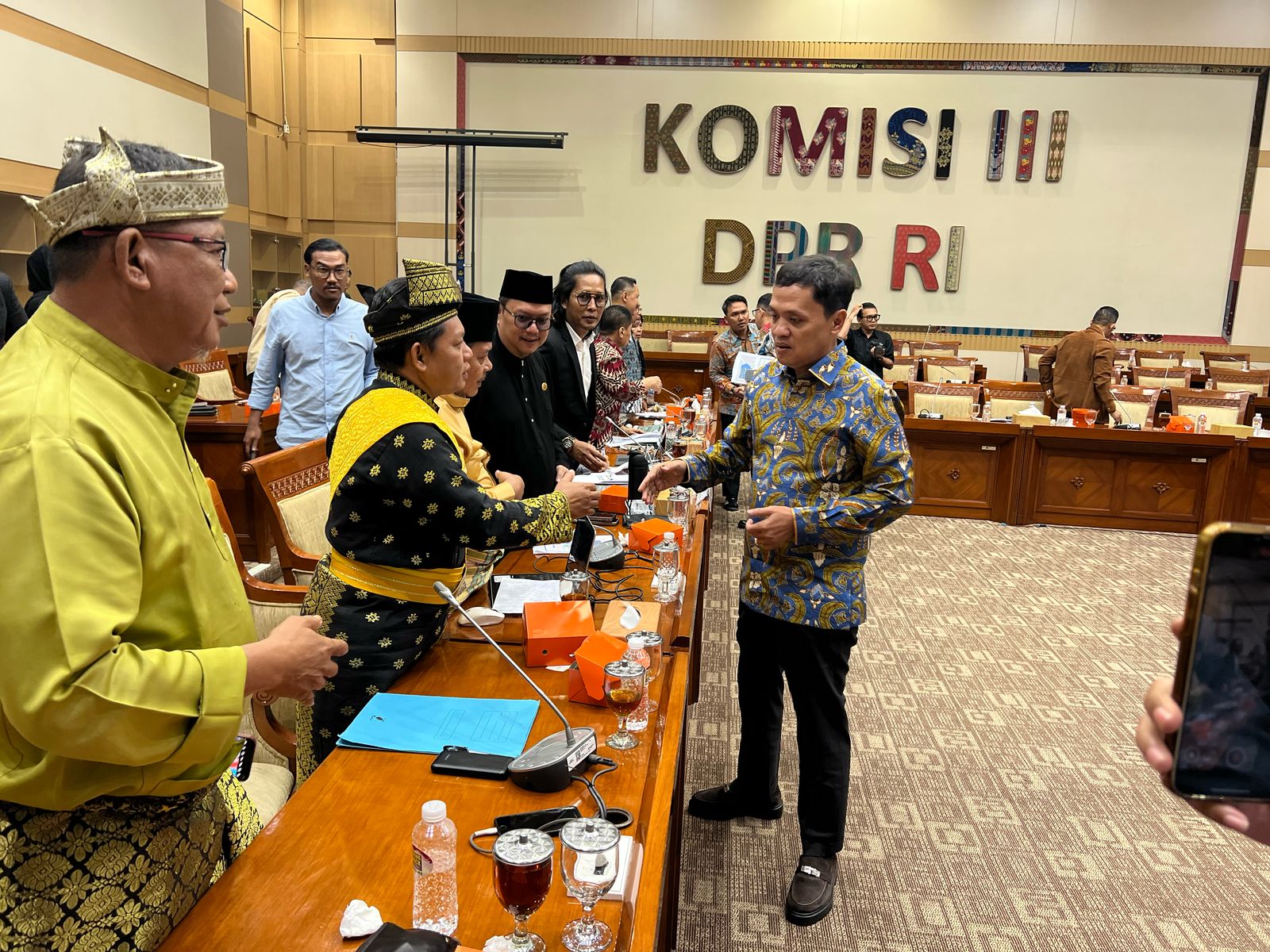 Sejumlah perwakilan masyarakat adat Melayu, saat menghadiri rapat dengar pendapat umum (RDP) dengan Komisi III DPR RI. 