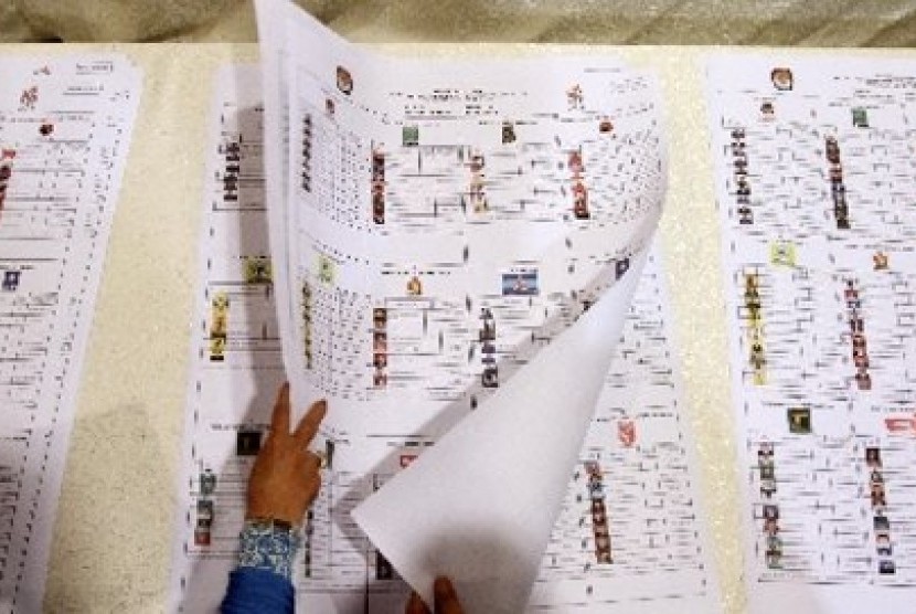 Sejumlah perwakilan parpol peserta Pemilu 2014 memeriksa dan menandatangani lembar Daftar Calon Tetap (DCT), di Jakarta, Kamis (22/8/2013)