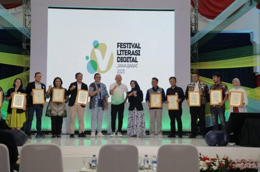 Sejumlah perwakilan pemerintah daerah menerima penghargaan dari Jabar Saber Hoaks, Pemerintah Provinsi Jawa Barat Kategori Digital Literacy of The Year di Gedung Sate, Kota Bandung, Sabtu (2/9/2023). 