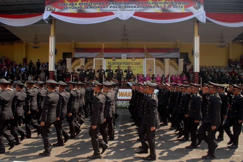 Sejumlah perwira baru memberikan penghormatan kepada para pejabat tinggi Mabes Polri di tribun kehormatan saat defile pasukan di Lapangan Soetadi Ronodipuro Setukpa Polri, Sukabumi, Jawa Barat. 300 siswa Setukpa Lemdiklat dinyatakan positif covid-19 usai jalani rapid test