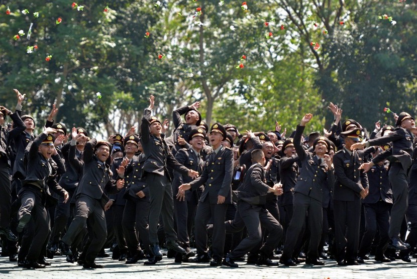 Sejumlah perwira remaja Polri melemparkan bunga ke udara setelah dilantik oleh Presiden Joko Widodo pada upacara Prasetya Perwira (Praspa) TNI-Polri 2015 di Lapangan Bhayangkara Akademi Kepolisian (Akpol) Semarang, Jateng, Kamis (30/7). 