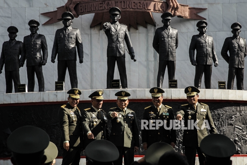 Sejumlah perwira TNI berfoto bersama seusai mengikuti upacara peringatan Hari Kesaktian Pancasila di Monumen Pancasila Sakti, Lubang Buaya, Jakarta, Sabtu (1/10).