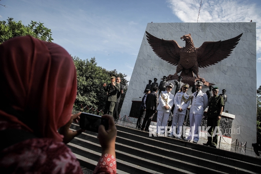 Sejumlah perwira TNI dari mancanegara berfoto bersama seusai mengikuti upacara peringatan Hari Kesaktian Pancasila di Monumen Pancasila Sakti, Lubang Buaya, Jakarta, Sabtu (1/10).