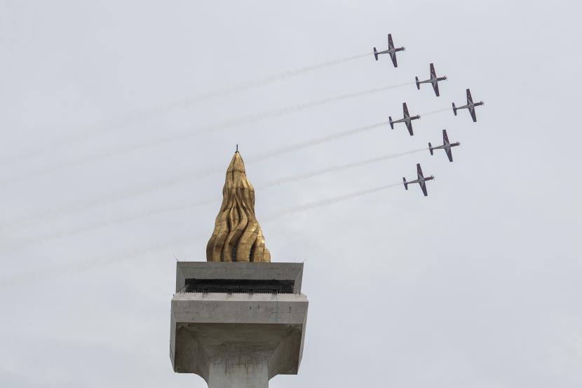 Sejumlah pesawat aerobatik Jupiter menunjukkan kebolehannya di langit kawasan Monumen Nasional (Monas) saat gladi kotor HUT ke-77 TNI di Jakarta, Ahad (2/10/2022). 