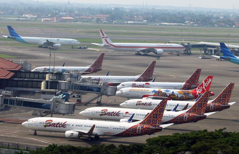 Sejumlah pesawat dari berbagai maskapai parkir di Apron Bandara Soekarno Hatta, Tangerang, Banten, Jumat (7/5/2021). Pemerintah melalui Kementerian Perhubungan menghentikan sementara aktivitas penerbangan komersial terjadwal, baik dalam dan luar negeri, terhitung mulai 6 hingga 17 Mei 2021. Hal tersebut merupakan bagian dari pengendalian transportasi selama masa larangan mudik Lebaran 1442 H untuk mencegah penyebaran Covid-19. 