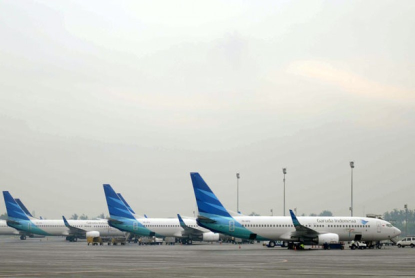 Sejumlah pesawat milik Maskapai Garuda Indonesia parkir di Terminal 3 Bandara Internasional Soekarno-Hatta, Cengkareng, Banten.