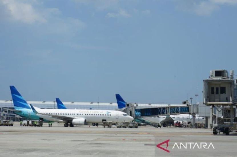 A number of aircraft belonging to Garuda Indonesia airline.