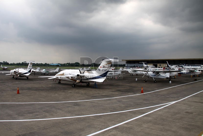    Sejumlah pesawat terparkir di Bandara Halim Perdana Kusuma, Jakarta, Selasa (7/1).    (Republika/Yasin Habibi)