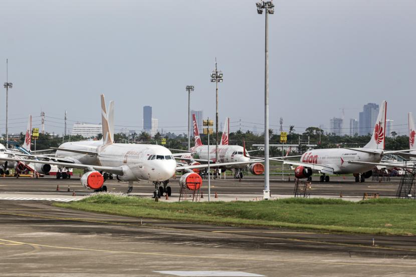 Sejumlah pesawat terparkir di Bandara Soekarno Hatta, Tangerang, Banten, Kamis (4/8/2022). Ditjen Perhubungan Udara Kementerian Perhubungan (Kemenhub) mengimbau maskapai dapat menerapkan harga tiket pesawat yang terjangkau. 
