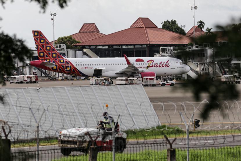 Sejumlah pesawat terparkir di Bandara Soekarno Hatta, Tangerang, Banten, Kamis (4/8/2022). PT Angkasa Pura (AP) II (Persero) menyiapkan skema insentif untuk maskapai demi mendorong percepatan pemulihan penerbangan. 