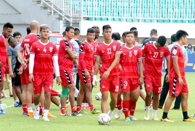 Sejumlah pesepak bola Becamex Binh Duong melakukan sesi latihan di Stadion Pakansari, Bogor, Jawa Barat, Selasa (25/6/2019). 