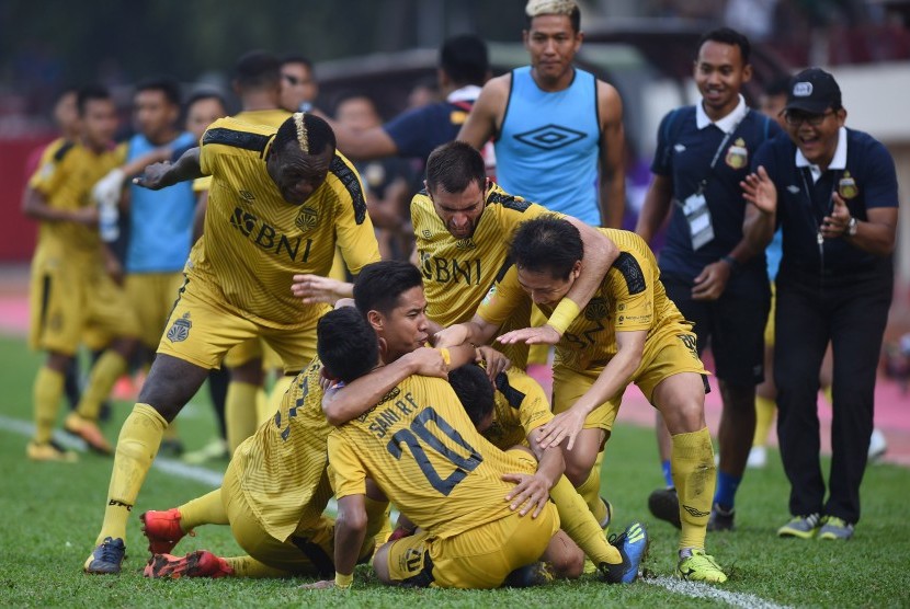 Sejumlah pesepak bola Bhayangkara FC merayakan gol dalam laga lanjutan Liga 1 di Stadion PTIK Jakarta. (ilustrasi) 
