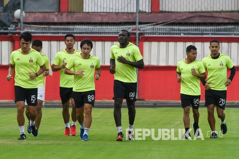 Sejumlah pesepak bola dan ofisial Bhayangkara FC berlari saat latihan mandiri di Stadion PTIK, Jakarta. Ilustrasi
