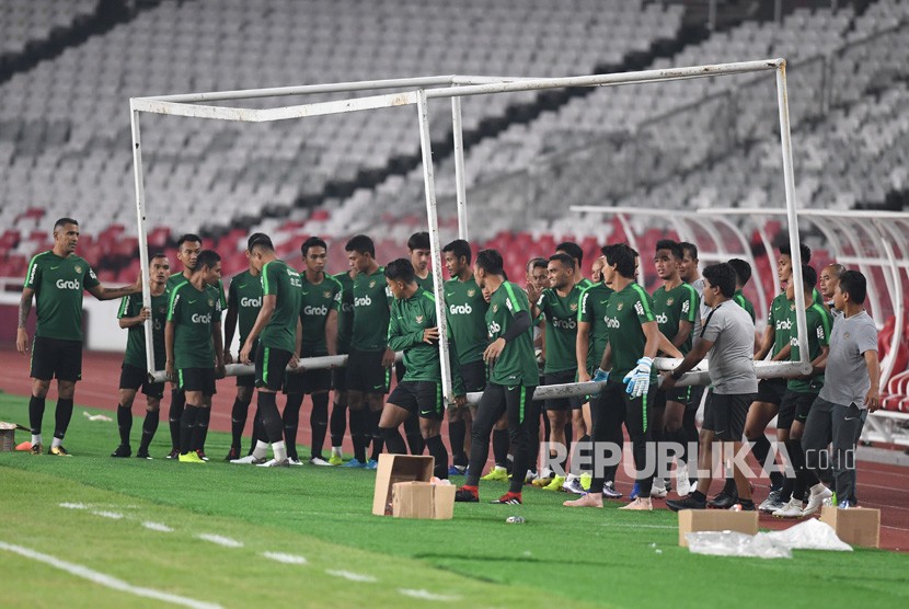 Sejumlah pesepak bola Indonesia mengangkat gawang dalam sesi latihan menjelang laga lanjutan Piala AFF 2018 melawan Timor Leste, di Stadion Utama Gelora Bung Karno, Jakarta, Senin (12/11/2018).