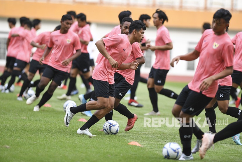 Sejumlah pesepak bola mengikuti seleksi pemain Timnas Indonesia U-19 di Stadion Wibawa Mukti, Cikarang, Bekasi, Jawa Barat, Senin (13/1/2020). 