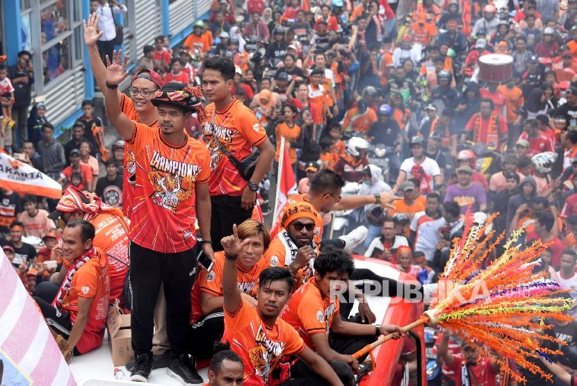 Sejumlah pesepak bola Persija bersama ofisial mengikuti pawai Persija Juara di Jalan MH.Thamrin, Jakarta, Sabtu (15/12). 