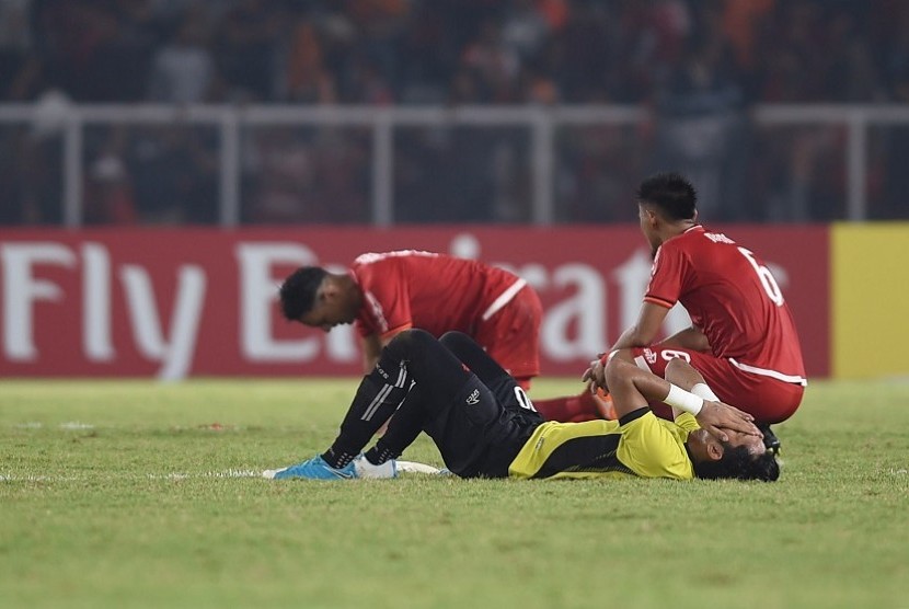 Sejumlah pesepak bola Persija Jakarta meluapkan kekecewaannya usai pertandingan melawan Home United dalam laga leg kedua babak semifinal zona ASEAN Piala AFC di Stadion Utama Gelora Bung Karno, Senayan, Jakarta, Selasa (15/5). Persija dipastikan tersingkir dari Piala AFC setelah kalah 1-3 (3-6).