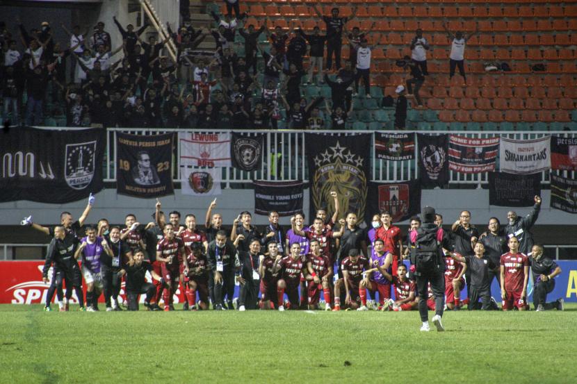 Sejumlah pesepak bola Persis Solo dan tim official berselebrasi setelah mengalahkan Persiba dalam lanjutan babak 8 besar Liga 2 di Stadion Pakansari, Kabupaten Bogor, Jawa Barat, Rabu (22/12/2021). Persis Solo menang dengan skor 2-0.