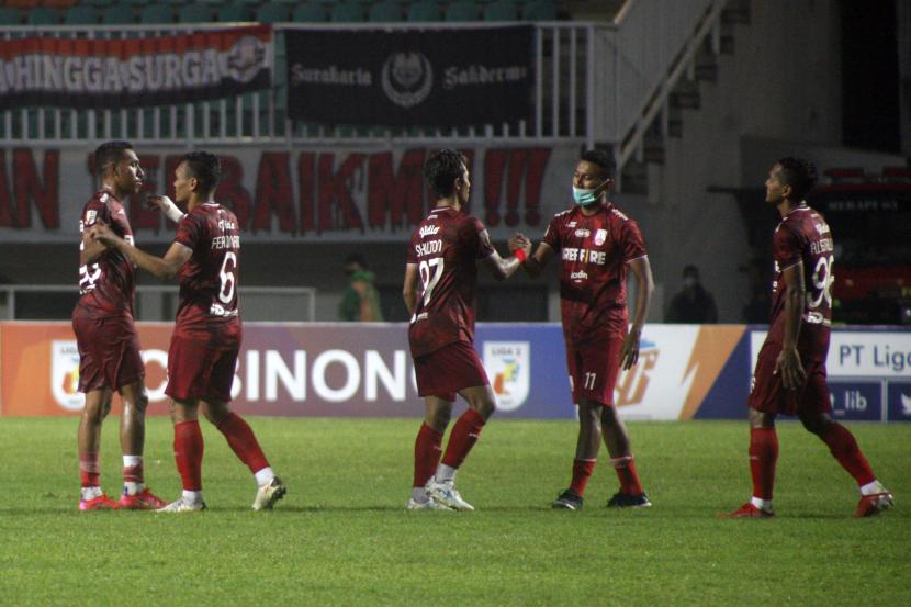 Sejumlah pesepak bola Persis Solo melakukan selebrasi setelah mengalahkan Persiba dalam lanjutan babak 8 besar Liga 2 di Stadion Pakansari, Kabupaten Bogor, Jawa Barat, Rabu (22/12/2021). Persis Solo menang dengan skor 2-0