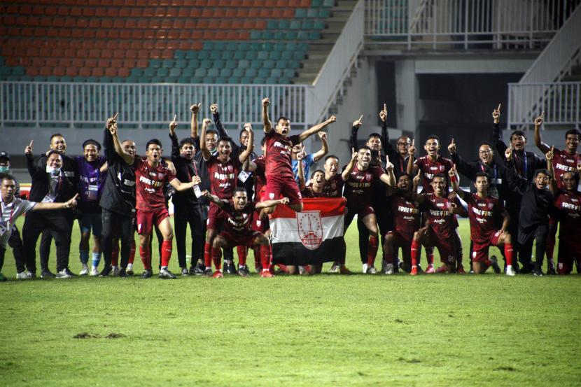 Sejumlah pesepak bola Persis Solo dan ofisial tim melakukan selebrasi kemenangan setelah mengalahkan Martapura Dewa United dalam semifinal Liga 2 di Stadion Pakansari, Kabupaten Bogor, Jawa Barat, Senin (27/12/2021). Persis Solo menang dengan skor 2-1 dan berhasil melangkah ke babak final Liga 2 sekaligus promosi ke Liga 1.