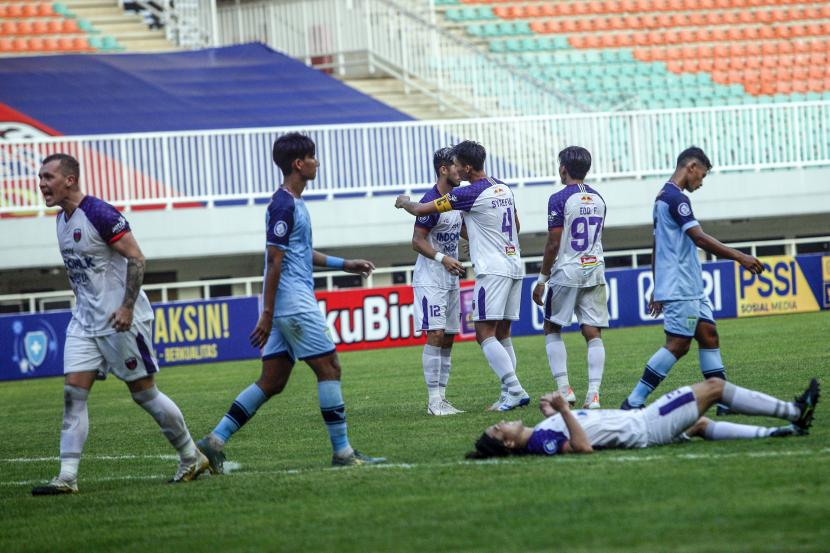 Sejumlah pesepak bola Persita melakukan selebrasi setelah mengalahkan Persela Lamongan dalam lanjutan laga Liga 1 di Stadion Pakansari, Kabupaten Bogor, Jawa Barat, Jumat (17/9/2021). Persita mengalahkan Persela Lamongan dengan skor 1-0. 