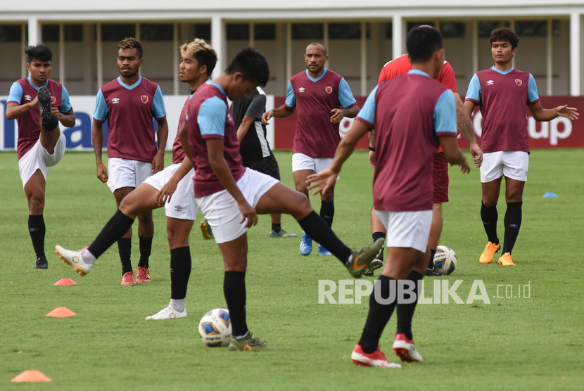 Sejumlah pesepak bola PSM Makasar menjalani sesi latihan di Stadion Madya Senayan, Jakarta, Senin (9/3/2020).(Antara/Indrianto Eko Suwarso)