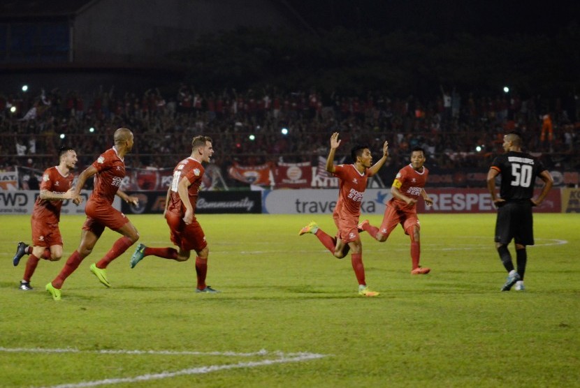 Sejumlah pesepak bola PSM Makassar melakukan selebrasi setelah membobol gawang Persija Jakarta pada laga Liga 1 di Stadion Andi Mattalatta, Makassar, Sulawesi Selatan, Ahad (30/4). Besok PSM akan menjamu Sriwijaya FC.