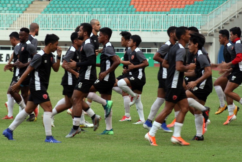 Sejumlah pesepak bola PSM Makassar melakukan sesi latihan di Stadion Pakansari, Bogor, Jawa Barat, Selasa (25/6/2019).