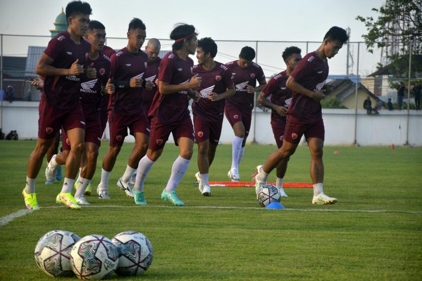 Sejumlah pesepak bola PSM Makassar melakukan sesi latihan.
