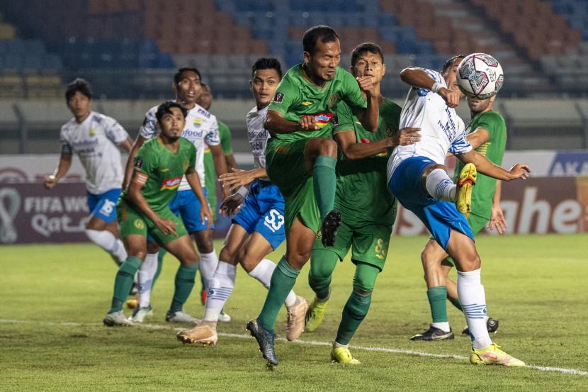 Sejumlah pesepak bola PSS Sleman berusaha menghadang pesepak bola Persib Bandung Ezra Walian (kedua kanan) saat pertandingan perempat final Piala Presiden 2022 di Stadion Si Jalak Harupat, Kabupaten Bandung, Jawa Barat, Jumat (1/7/2022). 