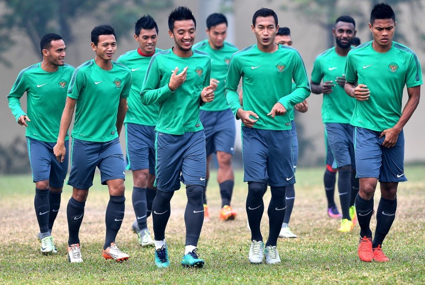 Sejumlah pesepak bola tim nasional Indonesia berlatih di lapangan kompleks Stadion Nasional My Dinh, Hanoi, Vietnam, Senin (5/12). Indonesia akan berlaga tandang menghadapi Vietnam pada babak semifinal kedua Piala AFF 2016, Rabu, (7/12).